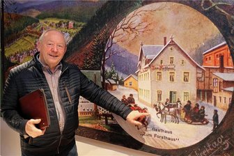 Ausstellung in der Silberwäsche Antonsthal jetzt noch sehenswerter - Claus Schramm vom Heimatverein Silberwäsche vor einem Teil der neuen Wandgestaltung im Ausstellungsbereich. Die großformatige Darstellung basiert auf einer Ansichtskarte, die Antonsthal um 1900 zeigt. 
