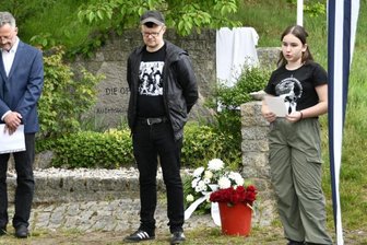 Ausstellung in Geringswalde zeigt Gräuel im KZ-Lager Penig - Einweihung der Ausstellung in Penig; (v. l.) Ringo Gründel, Jan Sobe und Judy Breitenborn.