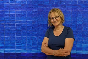 Ausstellung in Hohenstein-Ernstthal: Muscheln von der Atlantik-Küste, Parktickets und gar nicht so seltene Erden - Judith Mundwiler aus der Schweiz hat einen von Kondensstreifen freien Himmel aus Parktickets geschaffen.