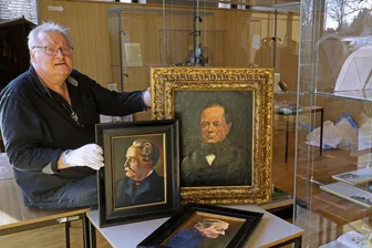 Ausstellung in Hohenstein-Ernstthal: Wie viel Chemnitz steckt in Karl May? - Museumsleiter André Neubert mit einem Gemälde des Chemnitzer Lehrers Hermann Eduard Wadenbach (rechts). Karl May kannte ihn vermutlich, denn laut Polizeiakten hat er sich mehrfach als „Albin Wadenbach“ ausgegeben.