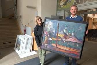 Ausstellung in Nikolaikirche Freiberg zeigt Werke des bekannten Künstlers Werner Küttner – darunter auch sein letztes Gemälde - Arbeiten des bekannten Freiberger Künstlers Dr. Werner Küttner (1911-2005) sind vom 13. April bis zum 9. Juni in der Nikolaikirche Freiberg zu sehen. Im Bild Dr. Wolfgang Küttner, der Sohn des Malers und Grafikers, und seine Ehefrau Ingelore beim Ausstellungsaufbau in der Nikolaikirche mit dem Ölgemälde „Irkutsk“ von 1975.
