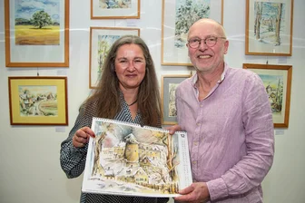 Ausstellung in Oelsnitz zeigt Lebenswerk der verstorbenen Aquarellmalerin Anneliese Spranger - Ines Kubicek und Frank Spranger haben die Vernissage zur Rückschau auf das Schaffen ihrer Mutter Anneliese Spranger in Oelsnitz gestaltet. Die Schau mit Aquarellen ist bis 8. Juni in der Kultur- und Touristinformation im Zoephelschen Haus zu sehen. Ihr Bild von Schloss Voigtsberg ist im Kunstkalender 2024 hier zu kaufen.