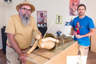 Ausstellung in Olbernhau verbindet Holz und Musik - Die Ausstellungsstücke von Heiner Stephani und Roy Fankhänel (v. l.) verbinden Holz und Musik.