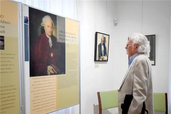 Ausstellung in Reichenbach: Als die Neuberin den jungen Lessing in ihren Bann zog - Der kritische Blick des Experten: Frieder Spitzner, Vorsitzender der Vogtländischen Literaturgesellschaft Julius Mosen, betrachtet die Bilder von Lessing.