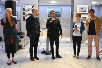 Ausstellung in Reichenbach eröffnet: Architektonische Details sorgen bei Einheimischen für Rätselraten - Frank Lorenz von der Kunsthalle im Gespräch mit den bei der Vernissage anwesenden Künstlern Ursula Strozynski, Steffen Spitzner, Sylvia Buschbeck und Matthias Brandt.