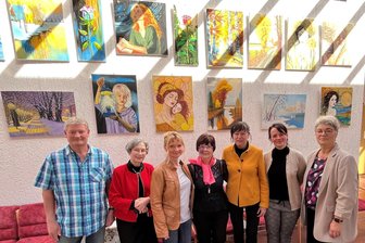 Ausstellung in Reichenbach: Ida Schneiders Weg vom OP-Saal an die Staffelei - Ida Schneider (Mitte) bei der Vernissage in der Begegnungsstätte am Nordhorner Platz.