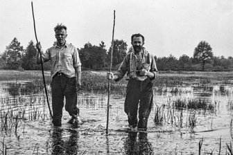 Ausstellung in Rochlitz: Fotografien von Rudolf Zimmermann im Rathaus - Rudolf Zimmermann (rechts) watet mit einem Fernglas gemeinsam mit einem anderen Mann bei Königswartha an Pfingsten 1932 mit Stecken in der Hand durch einen Teich. Sein Erscheinungsbild mit Bart trug ihm damals, wie die Herausgeber schreiben, in Reihen von Ornithologen den Namen Sumpf-Jesus ein.