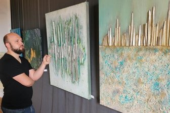 Ausstellung in Schönfels vereint vier Viertel zu einem Ganzen - Museumsleiter Christian Landrock betrachtet Arbeiten der Künstlerin Melanie Lengowski. 