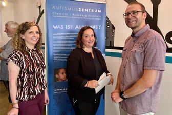 Ausstellung in Schwarzenberg rückt Autismus in den Fokus - Mitarbeiterin Madleen Sommer (l.), Awo-Kreisverbandsvorsitzende Simone Lang und Stefan Bergmann vom Autismuszentrum Chemnitz im Gespräch bei der Ausstellungseröffnung im Schulclub Schwarzenberg.