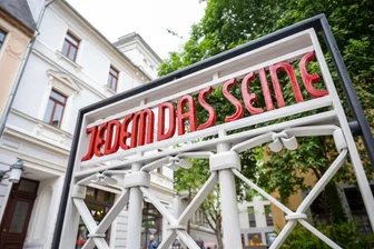 Ausstellung in Weimar zur Moderne und ihren kreativen Repräsentanten im Nationalsozialismus: Das Bauhaus und die Barbarei - Das Tor zum NS-KZ Buchenwald, hier eine Replik vorm Weimarer Schillermuseum, entstand auf SS-Befehl nach Entwurf des Buchenwald-Häftlings und Ex-Bauhausstudenten Franz Josef Ehrlich. Nach Freilassung 1939 arbeitete er weiter für die SS. Nach dem Krieg machte er Karriere in der DDR.