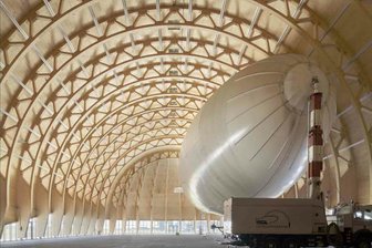 Ausstellung in Zwickau: Irre Bauprojekte aus Holz - Diese Luftschiffhalle ist eines der Objekte, die in der Ausstellung zu sehen sind.
