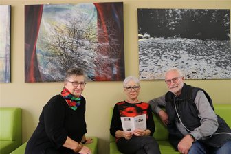 Ausstellung in Zwickau: Künstler zeigen „Das(s) was bleibt ...“ - Regina Blechschmidt (l.) und Wolf Schmidt-Falkenstein mit Renate Lang vom Kunst- und Kulturverein.