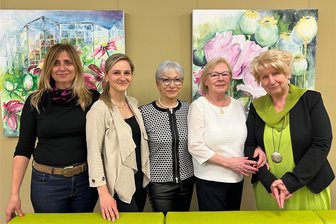 Ausstellung in Zwickau: Rundgang gibt Einblicke in „Vielfältiges“ - Galeristin Renate Lang (Mitte) mit den „Viertel“-Künstlerinnen Angelika Schäfer, Melanie Lengowski, Ute Hebenstreit und Margitta Hempel (v. l.).