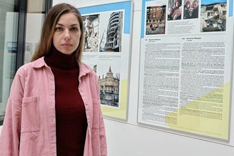 Ausstellung in Zwickau: Zwölf Ukrainerinnen schildern ihre Erlebnisse im Krieg - Nataliia Mishura ist aus Charkiw nach Westsachsen gekommen. Zuhause musste sie immer wieder mit ihrer Familie Schutz in kalten Kellern suchen. In der Ausstellung im Rathaus berichtet sie davon.