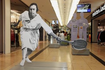 Ausstellung: Jüdische Sportidole nehmen Zwickauer Torwart in ihre Mitte - Eine lebensgroße Abbildung der jüdischen Tennisspielerin Nelly Neppach begrüßt seit Montag die Gäste in den Zwickau Arcaden. Die Ausstellung berichtet von Erfolgen und der Verfolgung jüdischer Sportidole.