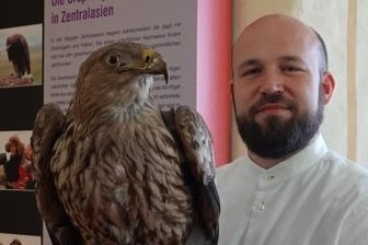 Ausstellung klärt über Rolle des Falken im Mittelalter auf - Museumsleiter Christian Landrock mit einem der prächtigen Vögel, die in der Sonderausstellung gezeigt werden.
