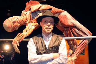 Ausstellung "Körperwelten" kommt 2020 nach Greiz - Gunther von Hagens 2009 mit seinem Hochspringer.