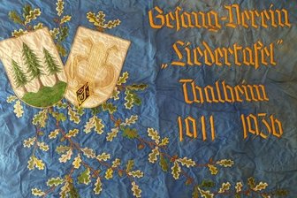 Ausstellung präsentiert die drei Tannen im Wandel der Zeiten - Das Symbol der drei Tannen auf einer historischen Vereinsfahne. Es ist nicht der einzige Platz, wo das Signet in Thalheim präsent ist.