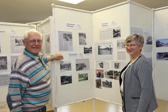 Ausstellung statt Altpapier: Heimatverein im Erzgebirge stellt alte Zeitungen aus - Dieter Wildfeuer und Solveig Unger inmitten der vielen Zeitungsartikel über Kemtau und Eibenberg.
