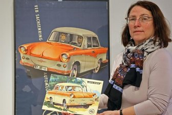 Ausstellung über Georg Schindler in Hohenstein-Ernstthal - Museumschefin Marina Palm mit einer der bekanntesten Arbeiten von Georg Schindler. Er hat den Trabant-Schriftzug entworfen.