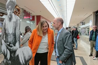 Ausstellung über jüdische Sportstars lockt zahlreiche Gäste in die Zwickau Arcaden - Oberbürgermeisterin Constance Arndt und FSV-Trainer Joe Enochs im Gespräch während der Eröffnung der Ausstellung über jüdische Sportstars in den Zwickau-Arcaden.