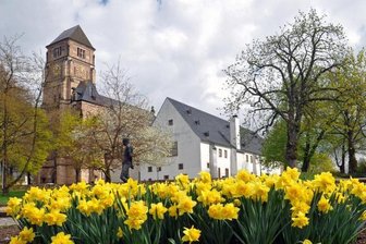 Ausstellung über Kriegsgefangene eröffnet - Blumen blühen vor der Chemnitzer Schloßkirche mit dem Schloßbergmuseum.