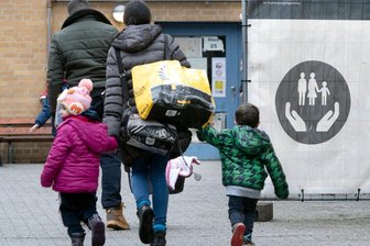 Ausstellung über Schicksale von Geflüchteten nach Eklat in Pirna ab Montag in Grünhain zu sehen - Die Ausstellung erzählt Schicksale von Geflüchteten, wie dieser Familie vor Erstaufnahmeeinrichtung.