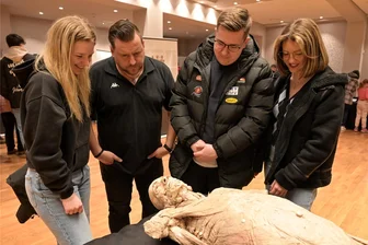 Ausstellung „Von den Toten lernen“ in Schneeberg: Wenn der Ballsaal zum Biologiezimmer wird - Die Ausstellung „Echte Körper − von den Toten lernen“ ist in Schneeberg auf große Resonanz gestoßen. Zu den Interessenten gehörten auch Emma Schubert, René Schubert, Felix Schubert und Lieselotte Krauß (von links).