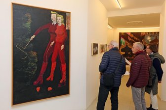 Ausstellung von Neo Rauch und Rosa Loy in Zwickau: Galerie auf Weg zu Besucherrekord - Besucher betrachten die Bilder von Rosa Loy und Neo Rauch in der Zwickauer Innenstadt.