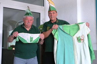 Ausstellung: Wie in Lengenfeld der Carneval entstanden ist - Jürgen Devantier (li) und Matthias Henke vom LCC zeigen Kappen und einen Kittel des Elferrates aus den Anfängen des Faschingsvereins.