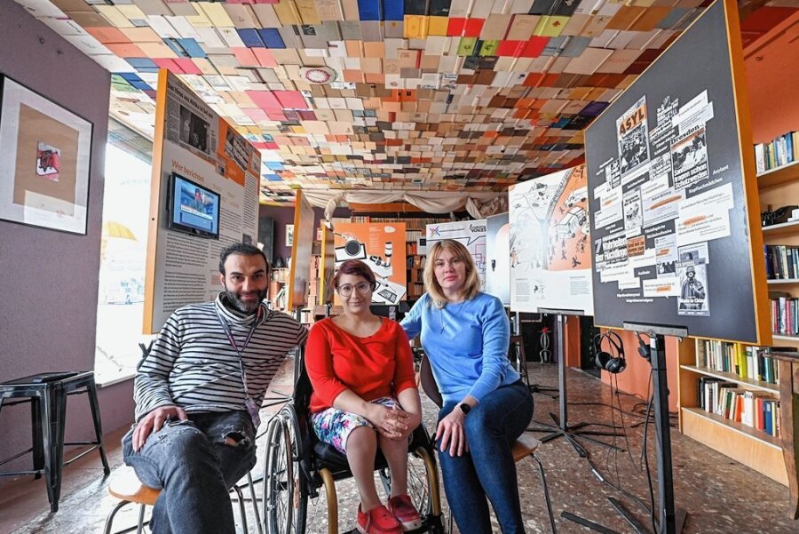 Ausstellung will Migranten bundesweit eine Stimme geben - Im Lesecafé Odradek ist eine Ausstellung zu Problemen von Geflüchteten zu Gast. Ahmet Gelik, Fatima Maged und Maryna Khrustalova (Foto von links) gehören zu den Mitorganisatoren. 