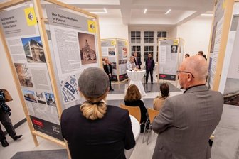 Ausstellung zu Adler und Kracht -