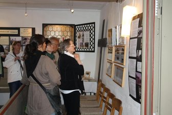 Ausstellung zu Weltkriegsopfern in Langenreinsdorfer Kirche - Sabine Schewe (r.) mit Besuchern der Ausstellung in der Langenreinsdorfer Kirche.