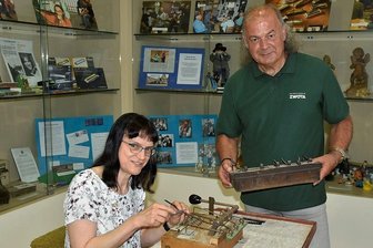 Ausstellungen im Mundartraum locken 1000 Besucher im Jahr nach Zwota - Thorald Meisel, Initiator des Zwotaer Mundart- und Erlebnisraumes, und Steffi Sandner an einem historischen Stimmtisch.