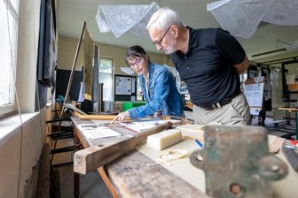 Ausstellungsmacher gründen neuen Verein für Kulturbetrieb - Petra Gronem-Schlosser und Dietrich Küllig sind zwei Akteure im neuen Grünbacher Verein TecBoo! Hier im einstigen Maschinensaal der Alten Stickerei an der Bahnhofstraße, das dem pensionierten Geophysiker Gerd Wolf gehört. Den Vereinsvorsitz hat Bettina Groth übernommen.