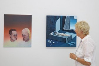 Ausstellungsreihe in Chemnitzer Galerie: Wenn sich Holzkisten als Wundertüten entpuppen - Malereien von Gauthier Hubert (links) und Joëlle Dubois, beide kommen aus Belgien, sind Bestandteile der Ausstellung "Out of the Box" in der Galerie Hinten im Lokomov an der Augustusburger Straße.