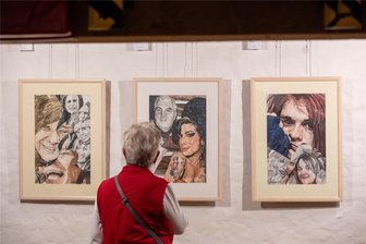 Ausstellungsserie des Kunstvereins im Plauener Malzhaus: Fliegender Wechsel stößt auf großes Interesse - Bei naher Betrachtung wirken die Aquarellarbeiten von Hans-Georg Schüssler brüchig wie das Leben der einstigen Künstler, die er in Szene setzte: Jimy Hendrix, Janis Joplin, Amy Winehouse, Kurt Cobain und Jim Morrison.