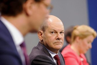 Ausstieg aus den Corona-Schutzmaßnahmen: Wie geht es ab dem 20. März weiter? - Mit den Ländern einig, mit dem Koalitionspartner FDP aber nicht: Bundeskanzler Olaf Scholz (Mitte) sowie die Regierungschefs von NRW und Berlin, Hendrik Wüst (CDU) und Franziska Giffey (SPD).