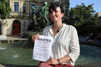 „Ausstrahlung wie ein junger warmer Frühlingstag“: Nach dieser Zwickauerin suchte ein Mann auf Facebook - „Eine Ausstrahlung wie ein junger warmer Frühlingstag“: So charmant beschrieb ein Mann Ulrike Landgraf bei seiner Suche auf Facebook. Sie sucht auch ihn – unter anderem mit diesem Aushang, den sie in Dresden verteilt hat.
