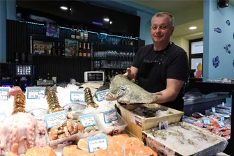 Austern, Tintenfisch und Kaviar: Ein Ukrainer lebt seinen Traum vom eigenen Fischgeschäft in Zwickau - Frische Schollen gibt es neben Tintenfisch, Austern, Lachsstücken und Zanderfilet bei Alexey Rotach. Mindestens dreimal pro Woche holt er bei seinen Lieferanten Frischfisch.