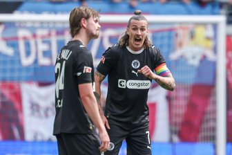Australien mit zwei Pauli-Profis zur WM - Jackson Irvine (r) und Connor Metcalfe fahren zur WM. (Archivbild)