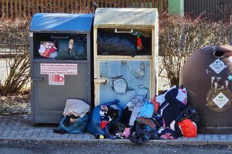 Ausufernde Probleme an Altkleidercontainern: Betreiber im Erzgebirge zieht Reißleine - Die Stadt Annaberg-Buchholz und der Betreiber der Altkleidercontainer berichten über ausufernde Probleme an den Sammelplätzen. Nun wird die Reißleine gezogen.