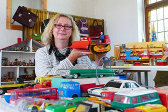 Ausverkauf auf dem Trödelmarkt: Das letzte Kapitel des Gelenauer DDR-Museums - Der Trödelmarkt im ehemaligen DDR-Museum von Andrea Müller hat unter anderem Spielzeug, Puppenstuben und Modellautos zu bieten.