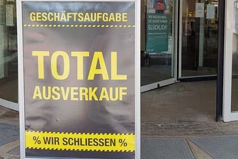 Ausverkauf bei Modehändler in Plauen: Marke K & L vor dem Aus - Ein Werbeschild macht auf den Ausverkauf aufmerksam.