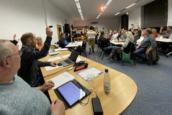 Ausverkauf im Lengenfelder „Onkel Fritz“-Geschäft: „Die Genossenschaft ist zwar Geschichte, aber unsere Idee lebt weiter“ - Abstimmung in der Generalversammlung des Laden-Betreibers Machbarschaft Lengenfeld. 50 der 146 Mitglieder der Genossenschaft waren im Saal des Stadtleben-Vereins anwesend.