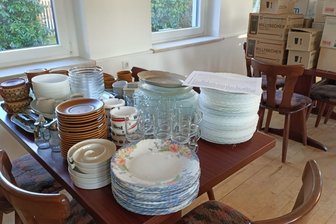 Ausverkauf in Auerswalde: Siedlerheim trennt sich von unkaputtbaren DDR-Biergläsern - Geschirr und Gläser werden bei einem Basar im Siedlerheim Auerswalde zum Schnäppchenpreis angeboten.