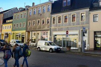 Ausverkauf in der Einkaufsmeile - Verwaiste Geschäfte in der Rochlitzer Straße in Mittweida. In sächsischen Kleinstädten greift der Leerstand um sich.