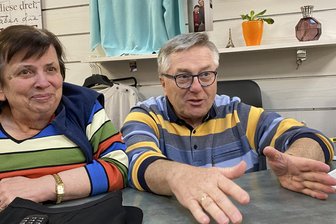 Ausverkauf in Reichenbach: Was es bei Mode Schubert gratis dazu gibt - Seit fast 50 Jahren ein Paar: Roswitha und Sieghard Schubert sind viel mehr als Mode Schubert Reichenbach.