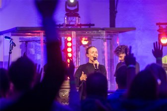 Ausverkauft bis auf den letzten Platz: Burgstädter Kirche wird zum Konzertsaal - Sängerin Hannah Schönnenberg begeistert die Menschen beim Konzert der Outbreakband.
