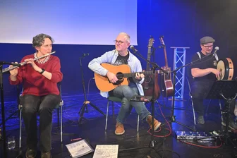 Ausverkauft: Irish-Folk-Festival im Erzgebirge begeistert Publikum - Standen erstmalig in Eibenstock auf der Bühne: die Iren Áine Heslin (l.) und Matt Heslin. Rechts Rene Wappler von „Loop Head“.